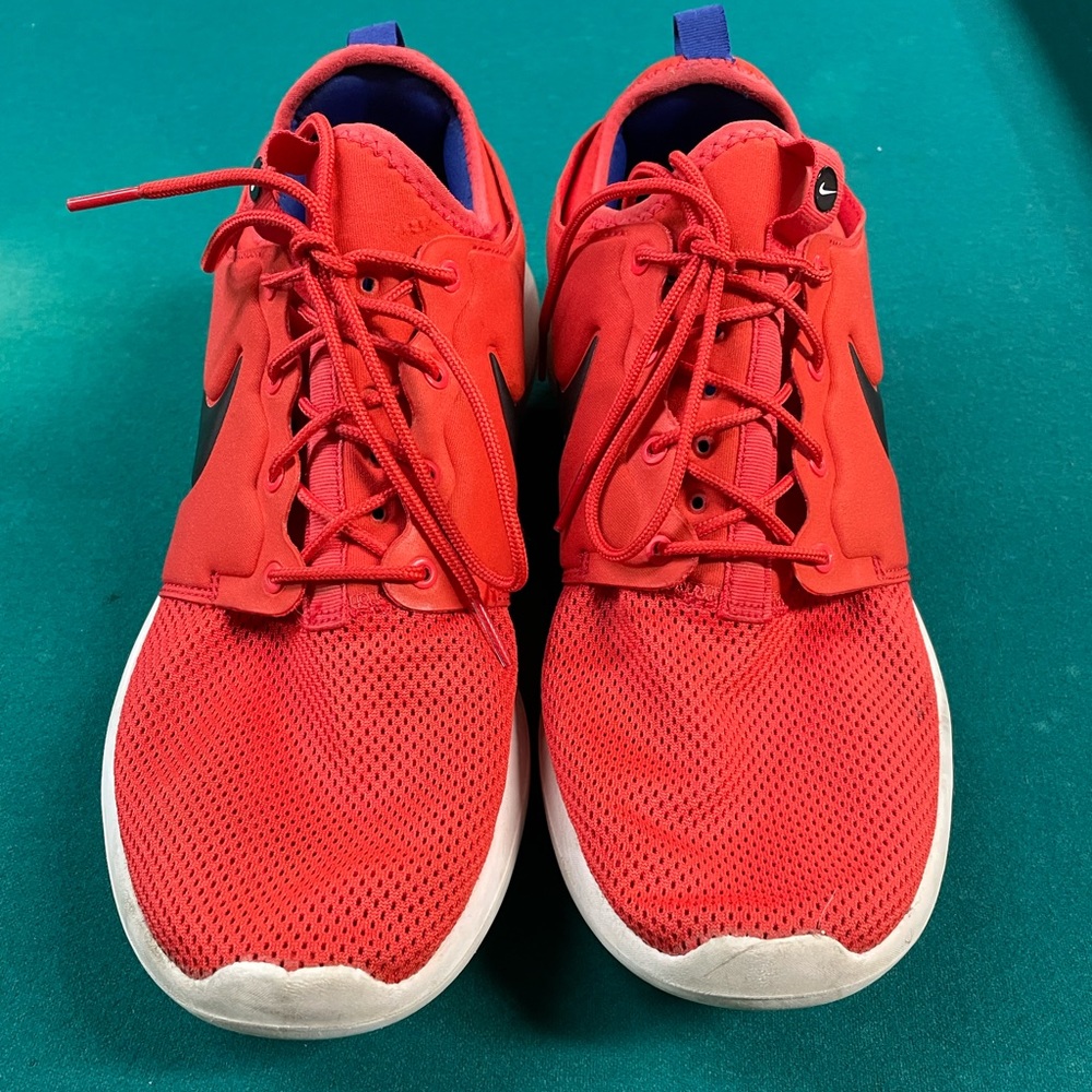 Nike Roushe 2 Mens tennis shoes. Size 13.